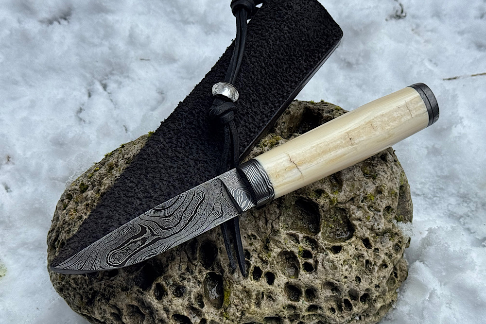 Walross Hunter, feines Jagdmesser mit einem Griff aus Walross Zahn Elfenbein. Klinge aus wildem Messerwerk Damast. Härte der Klinge 61 HRC, Klingen Länge 92 mm, Gesamtlänge 220 mm. Auf Anfrage 